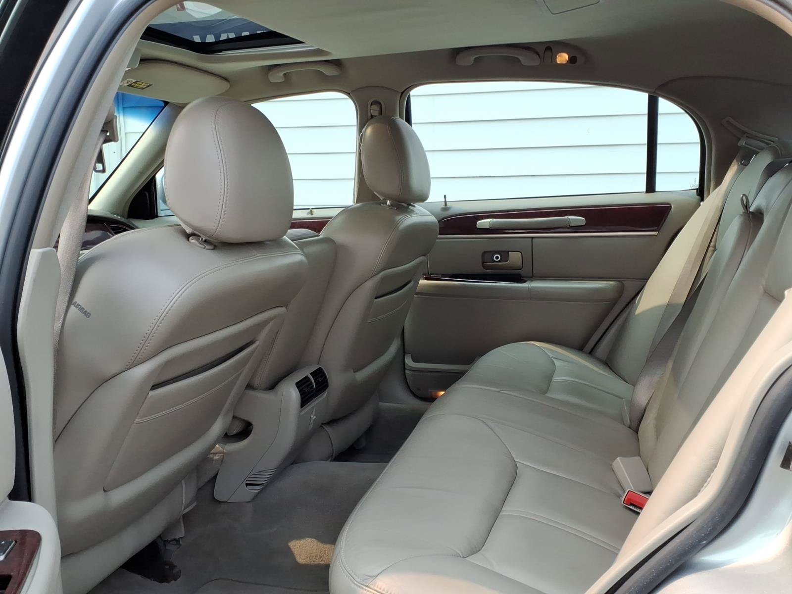 Used 2004 Lincoln Town Car Ultimate RWD image 10