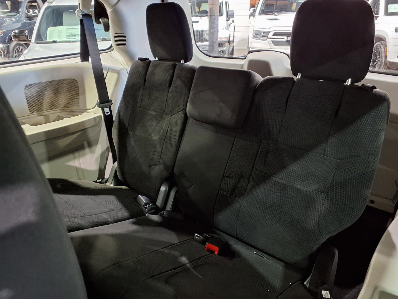 Used 2014 Dodge Grand Caravan SE image 14