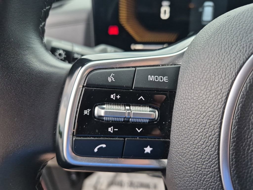 Used 2025 Kia Carnival FWD image 15