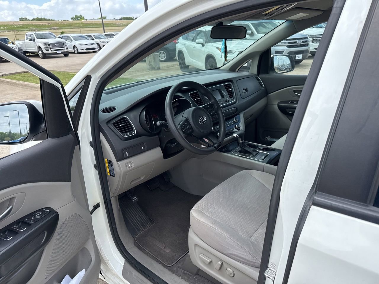 Used 2018 Kia Sedona LX image 16
