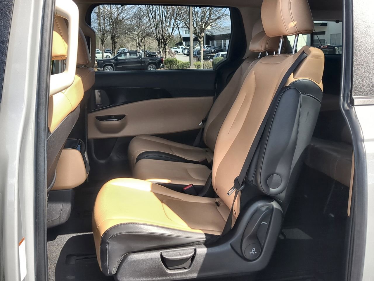 Used 2022 Kia Carnival EX image 23