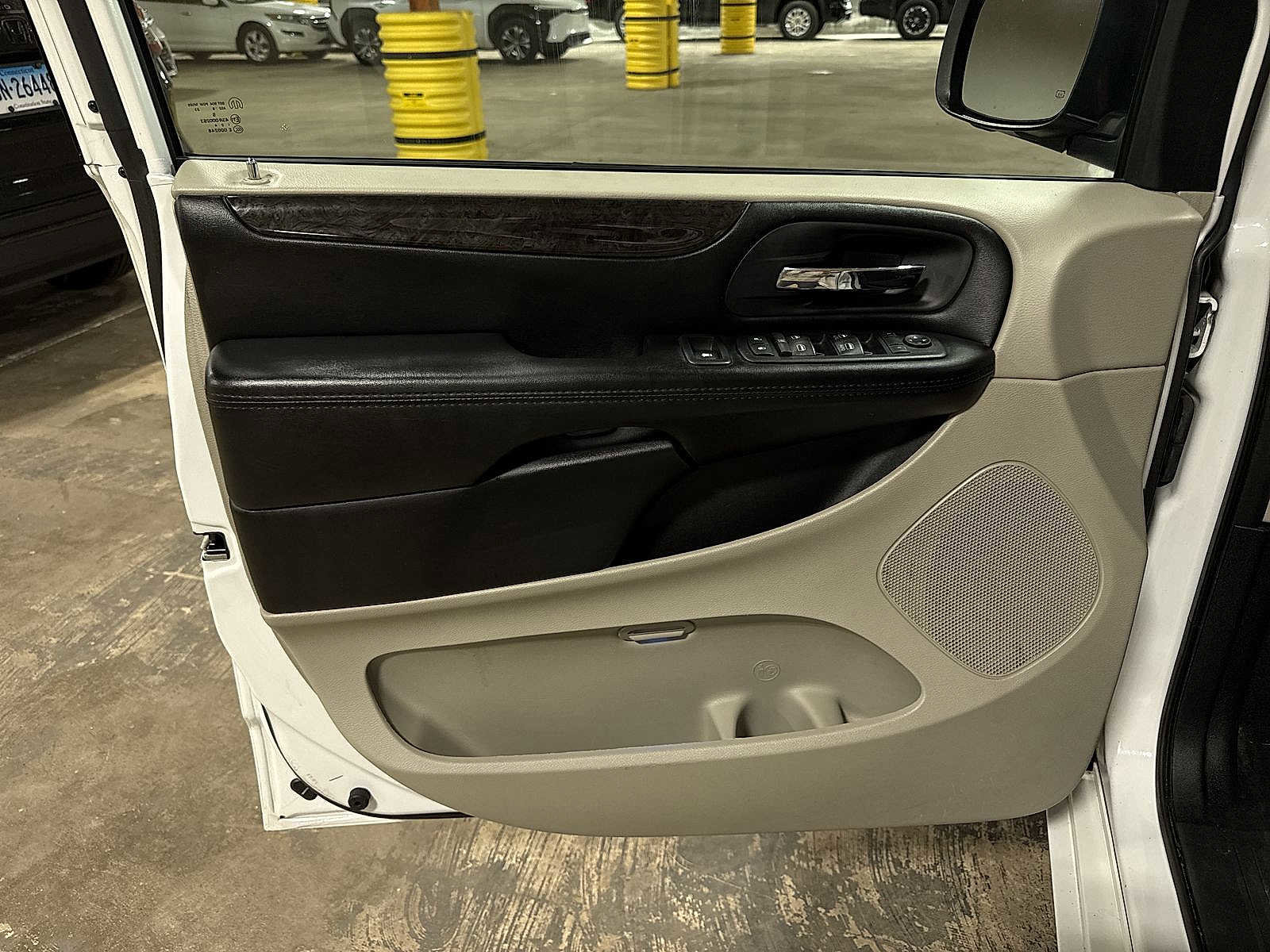 Used 2019 Dodge Grand Caravan SE w/ UConnect Hands-Free Group image 28