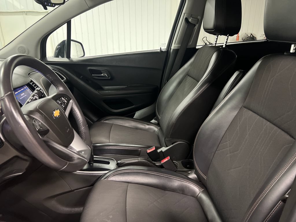 Certified 2022 Chevrolet Trax LT w/ Midnight Edition AWD/4WD image 13