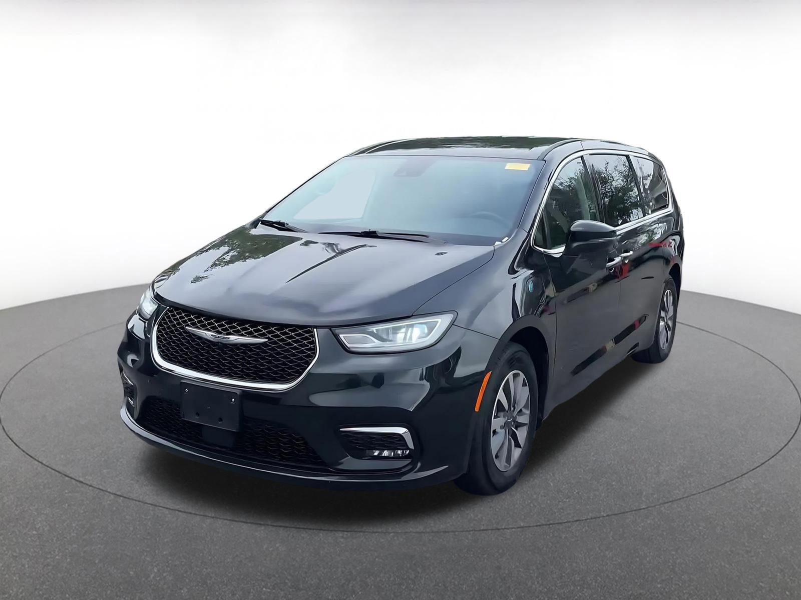 Used 2023 Chrysler Pacifica Touring-L image 4