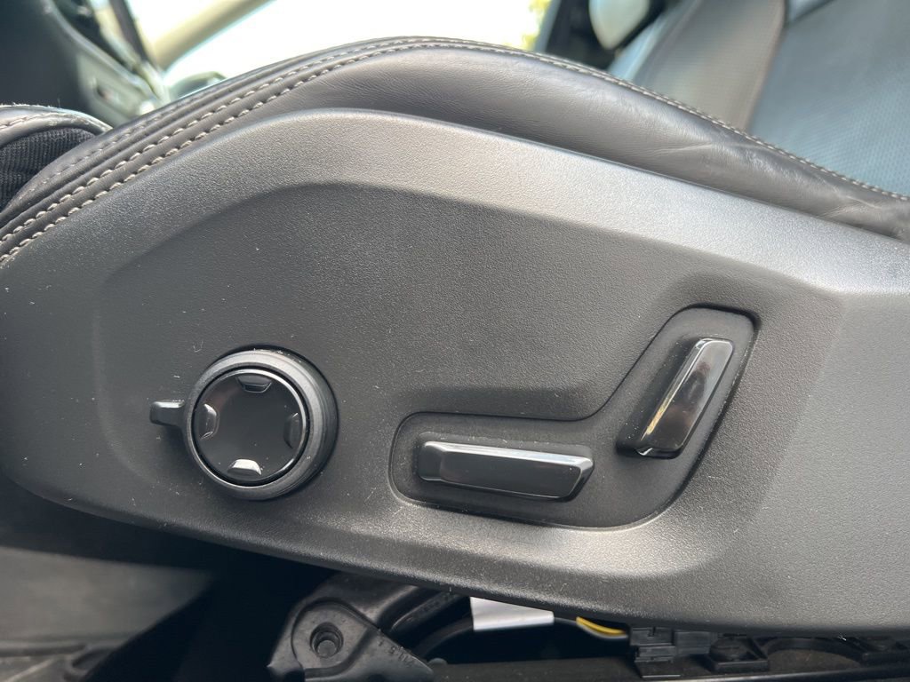 Used 2022 Volvo XC60 T8 Inscription image 10