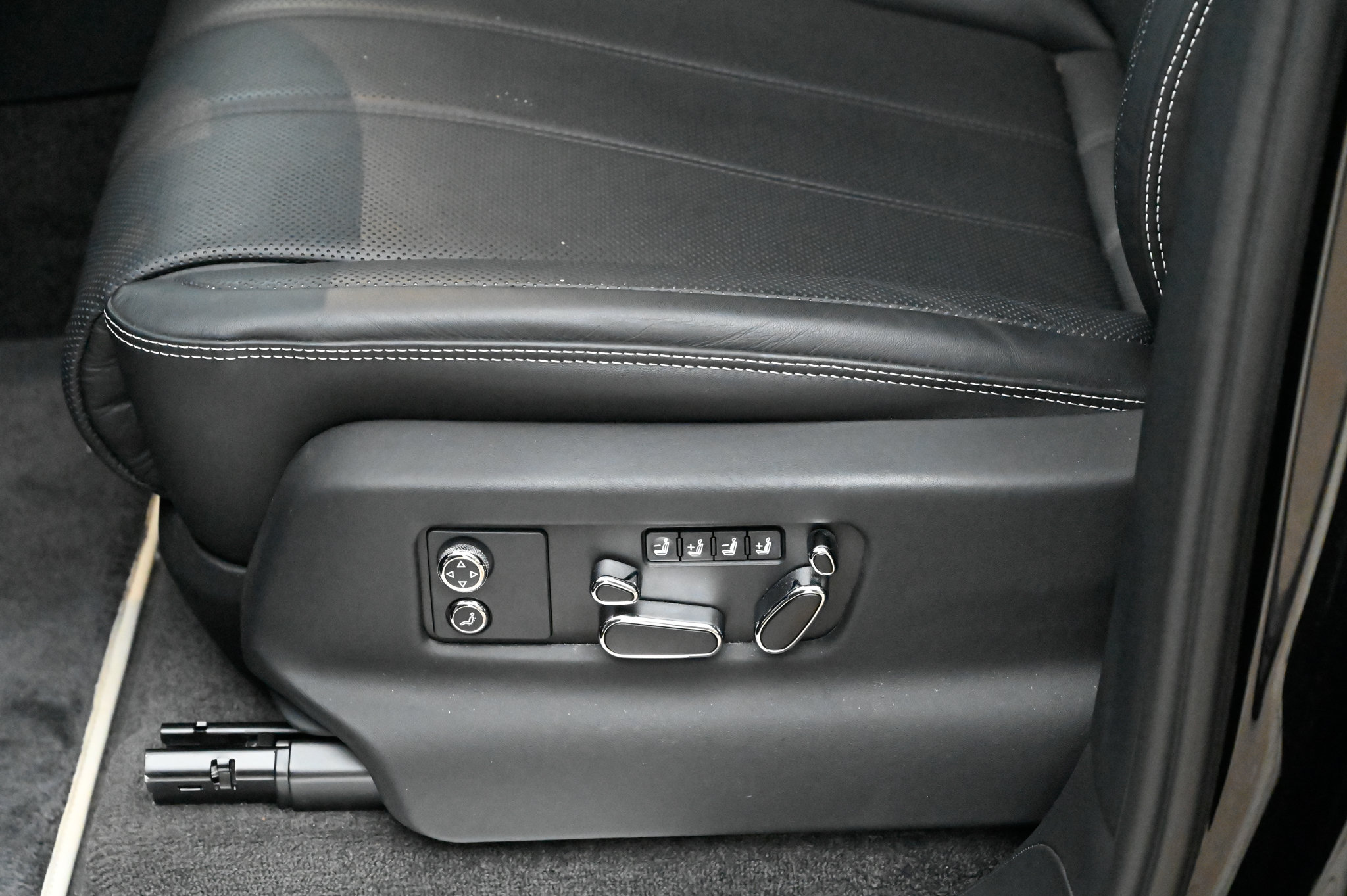 Used 2025 Bentley Bentayga AWD/4WD image 18