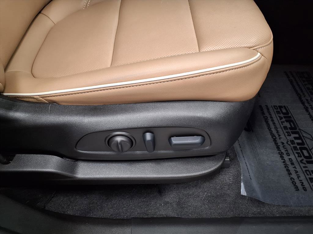 Used 2023 Chevrolet Traverse Premier image 11