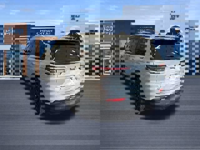 Used 2023 Jeep Grand Cherokee L Laredo image 3