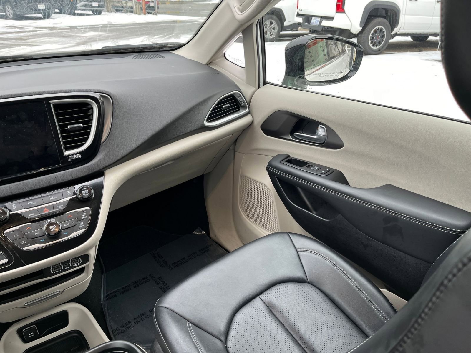 Used 2024 Chrysler Pacifica Touring-L image 34