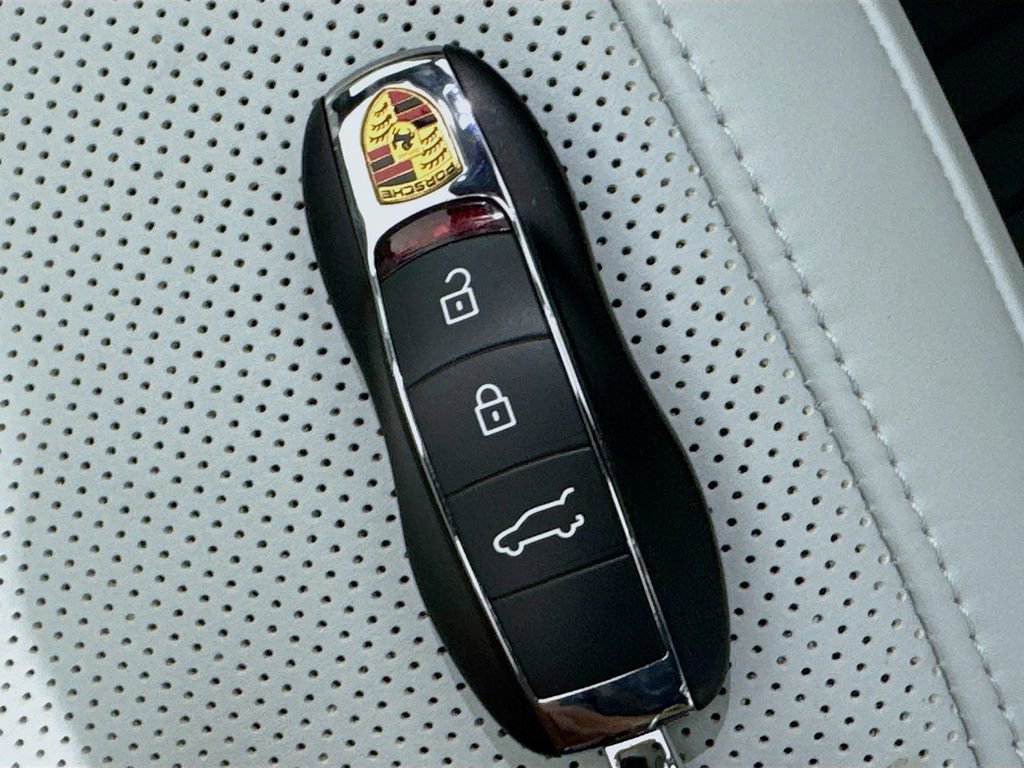 Used 2024 Porsche Macan image 39