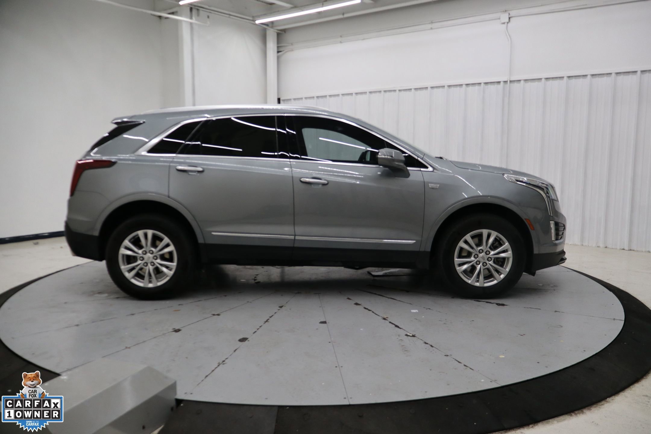 Used 2023 Cadillac XT5 Luxury FWD image 2