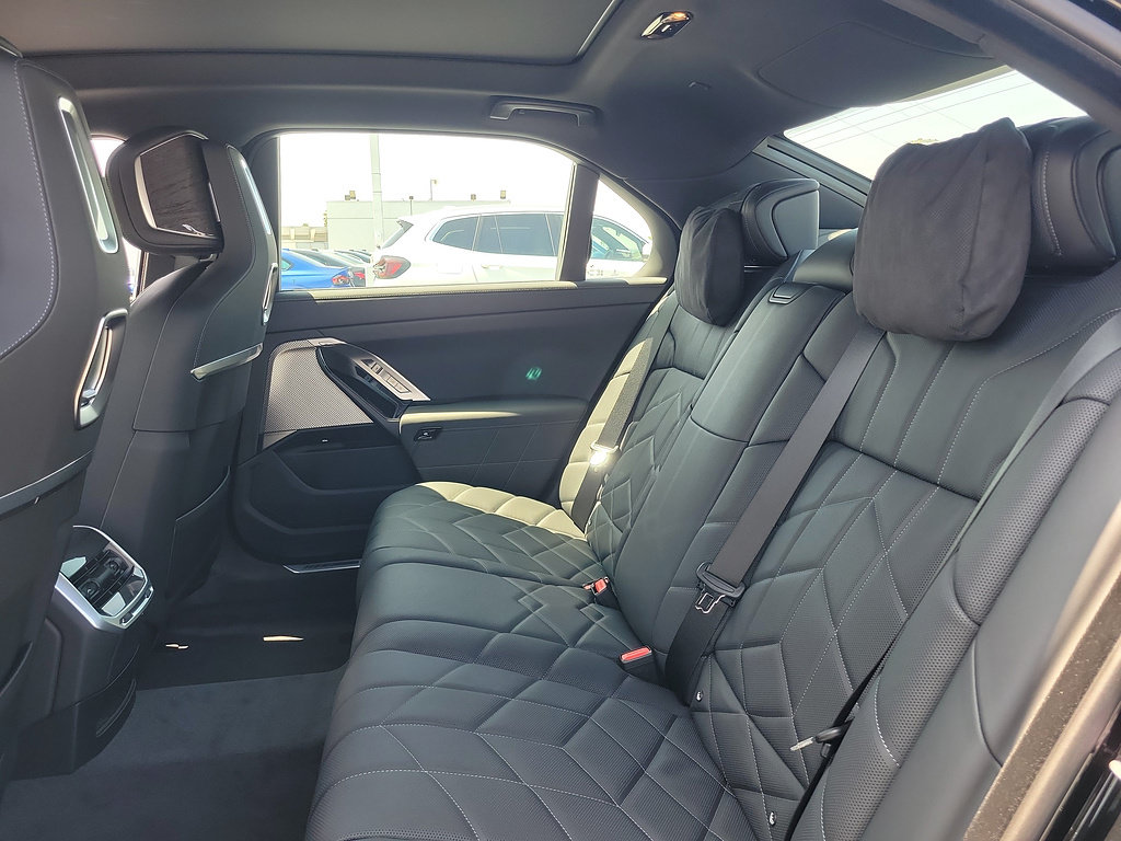 New 2026 BMW i7 M70 w/ Executive Package AWD/4WD image 14