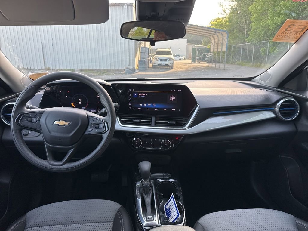 Used 2025 Chevrolet Trax LT image 15
