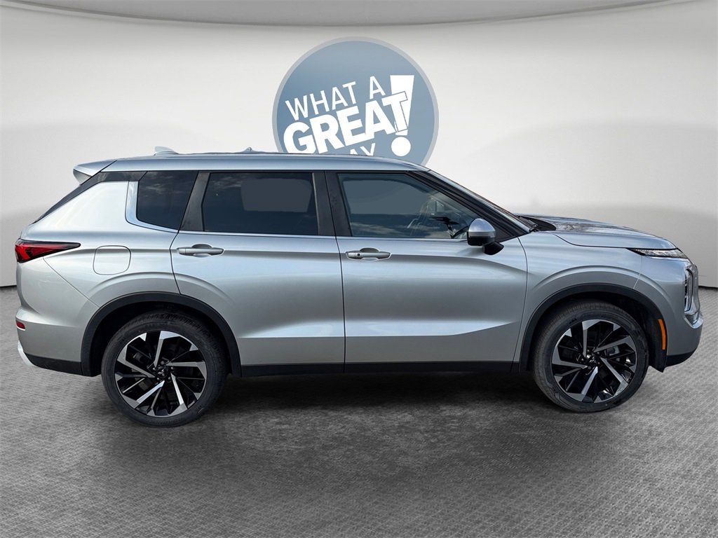 Used 2022 Mitsubishi Outlander SE image 2