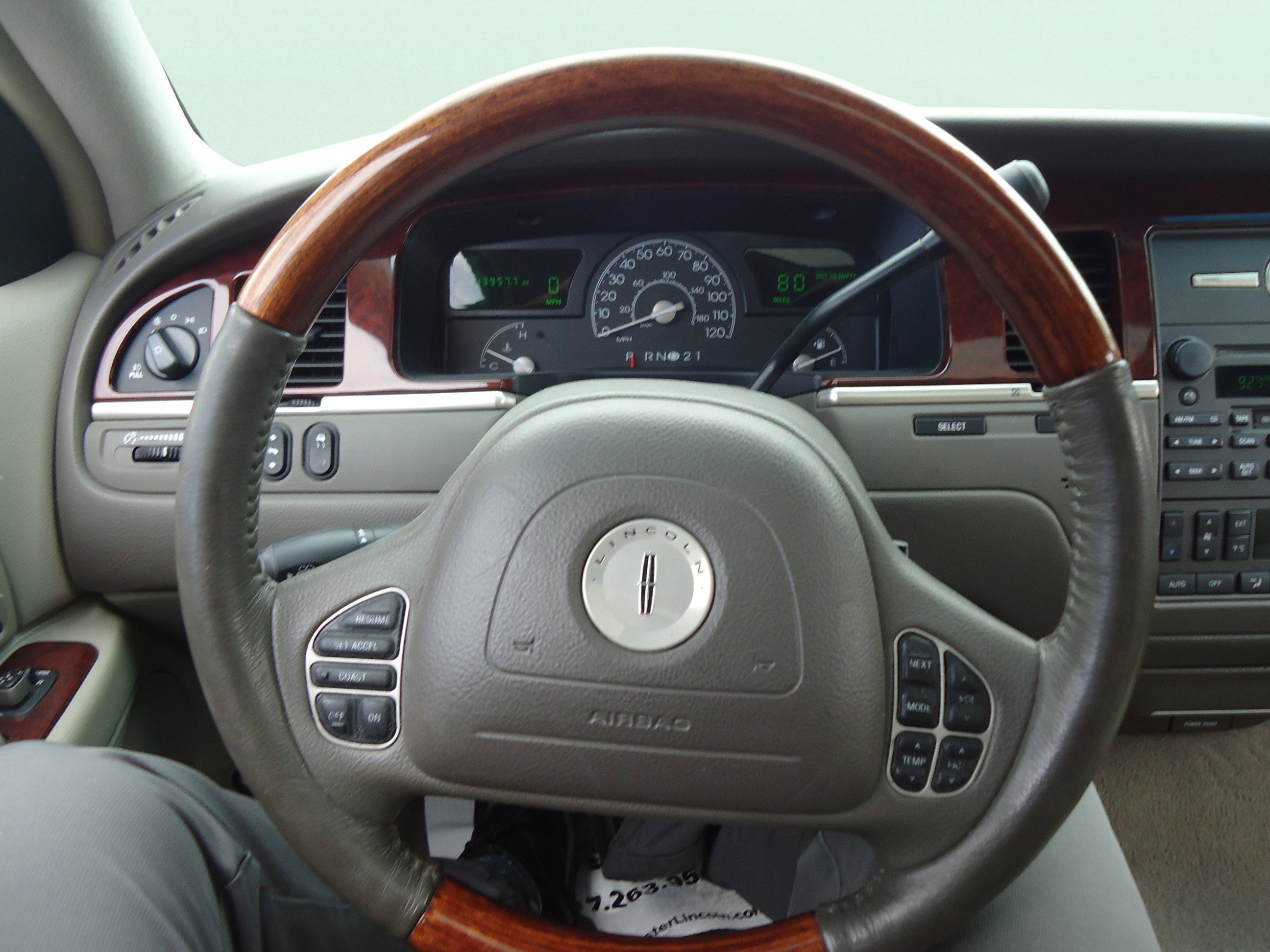 Used 2003 Lincoln Town Car Cartier RWD image 13