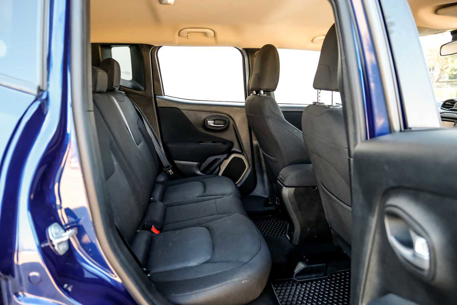 Used 2017 Jeep Renegade Latitude w/ Cold Weather Group image 32