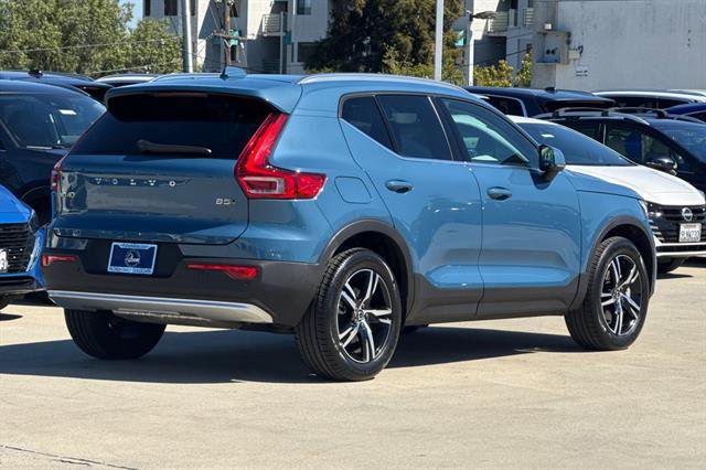 Certified 2025 Volvo XC40 B5 Core AWD/4WD image 3