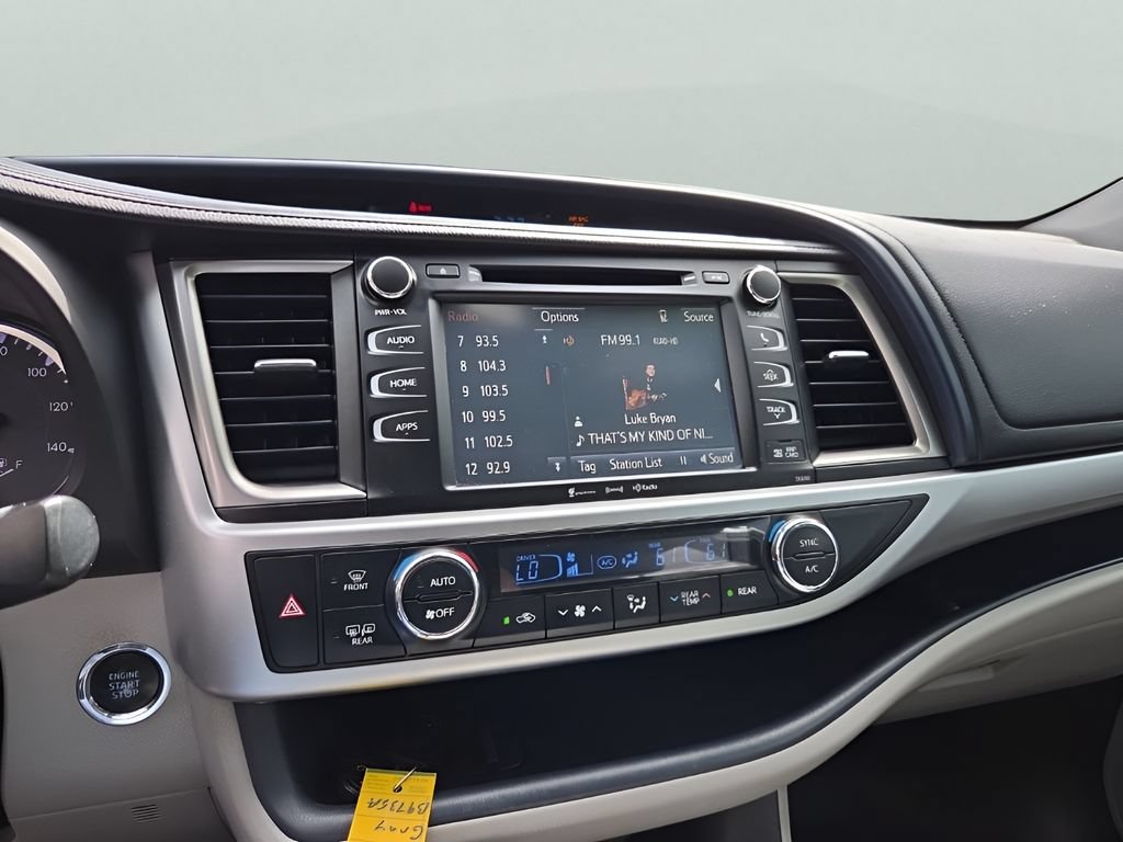 Used 2019 Toyota Highlander XLE w/ Carpet Mat Package (TMS) AWD/4WD image 19