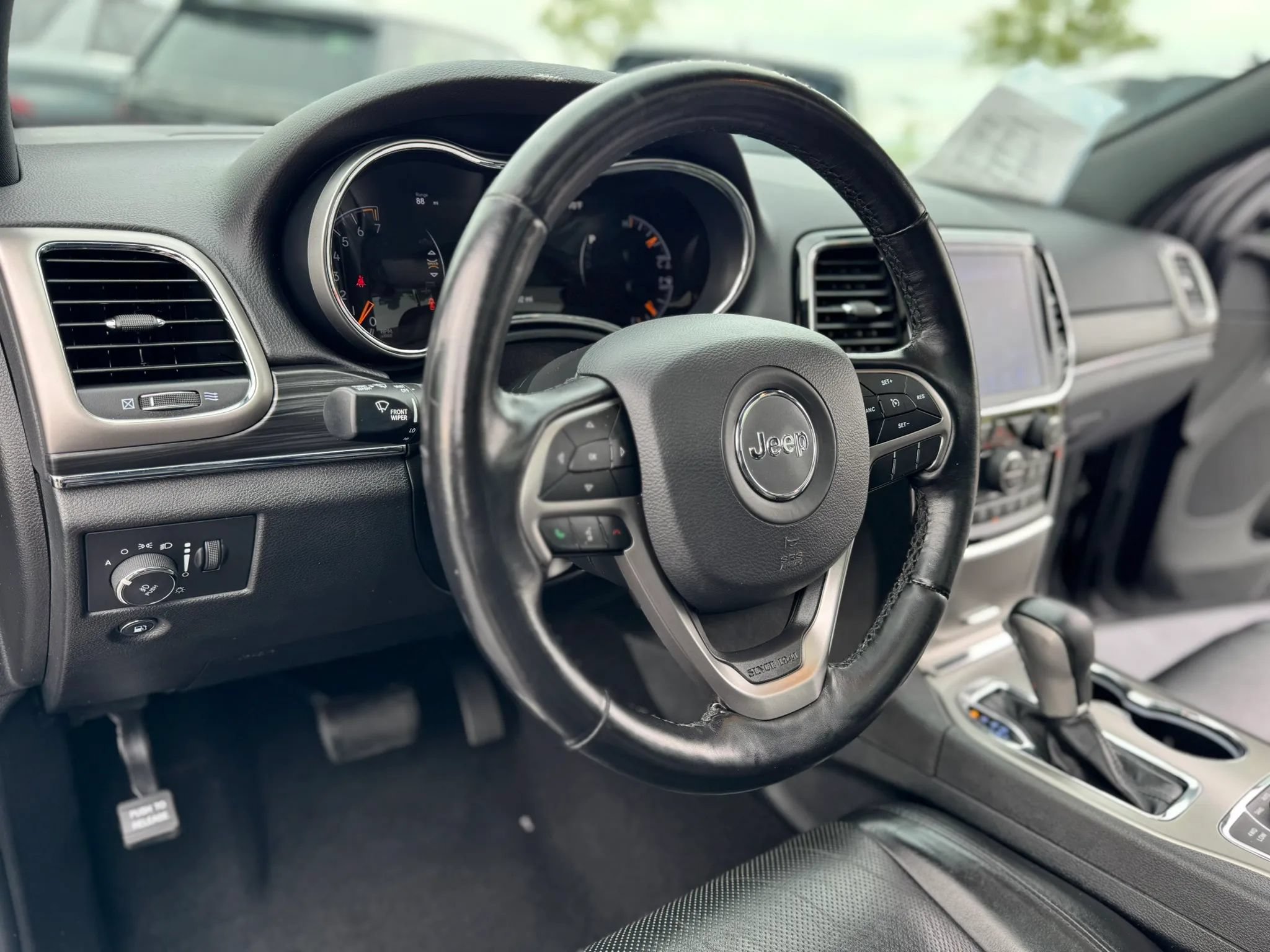 Used 2019 Jeep Grand Cherokee Limited w/ Luxury Group II AWD/4WD image 24