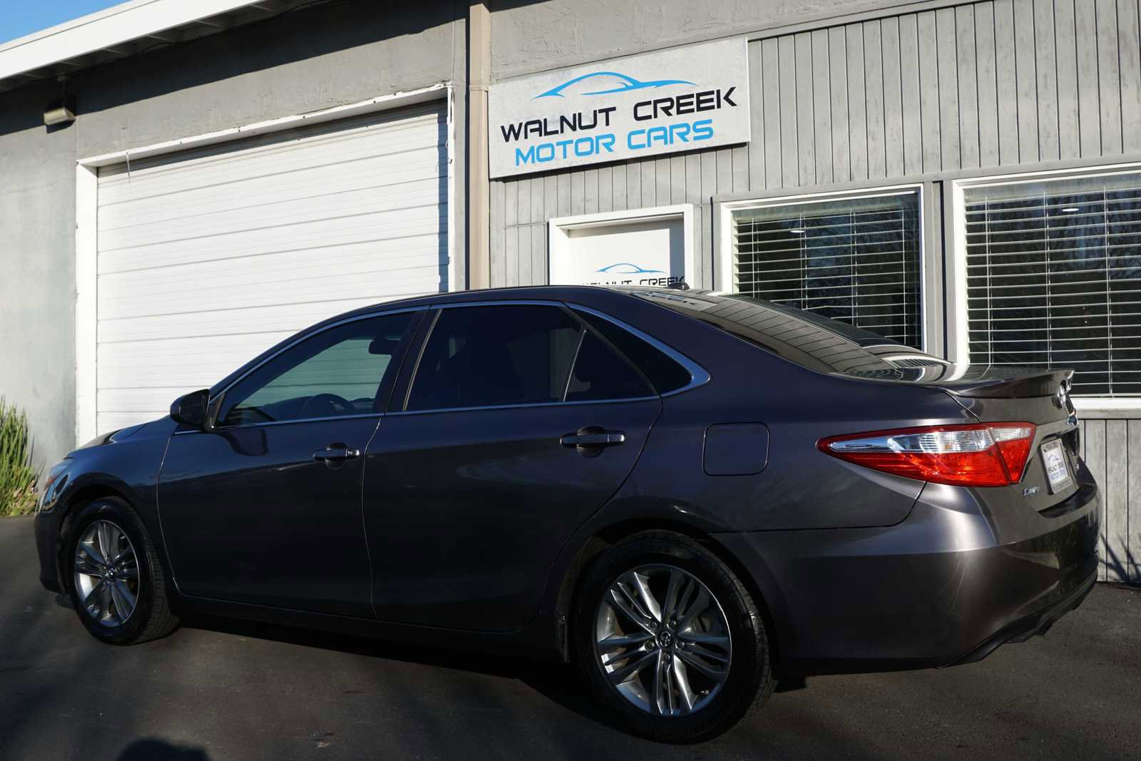 Used 2017 Toyota Camry SE w/ Moonroof Package image 19