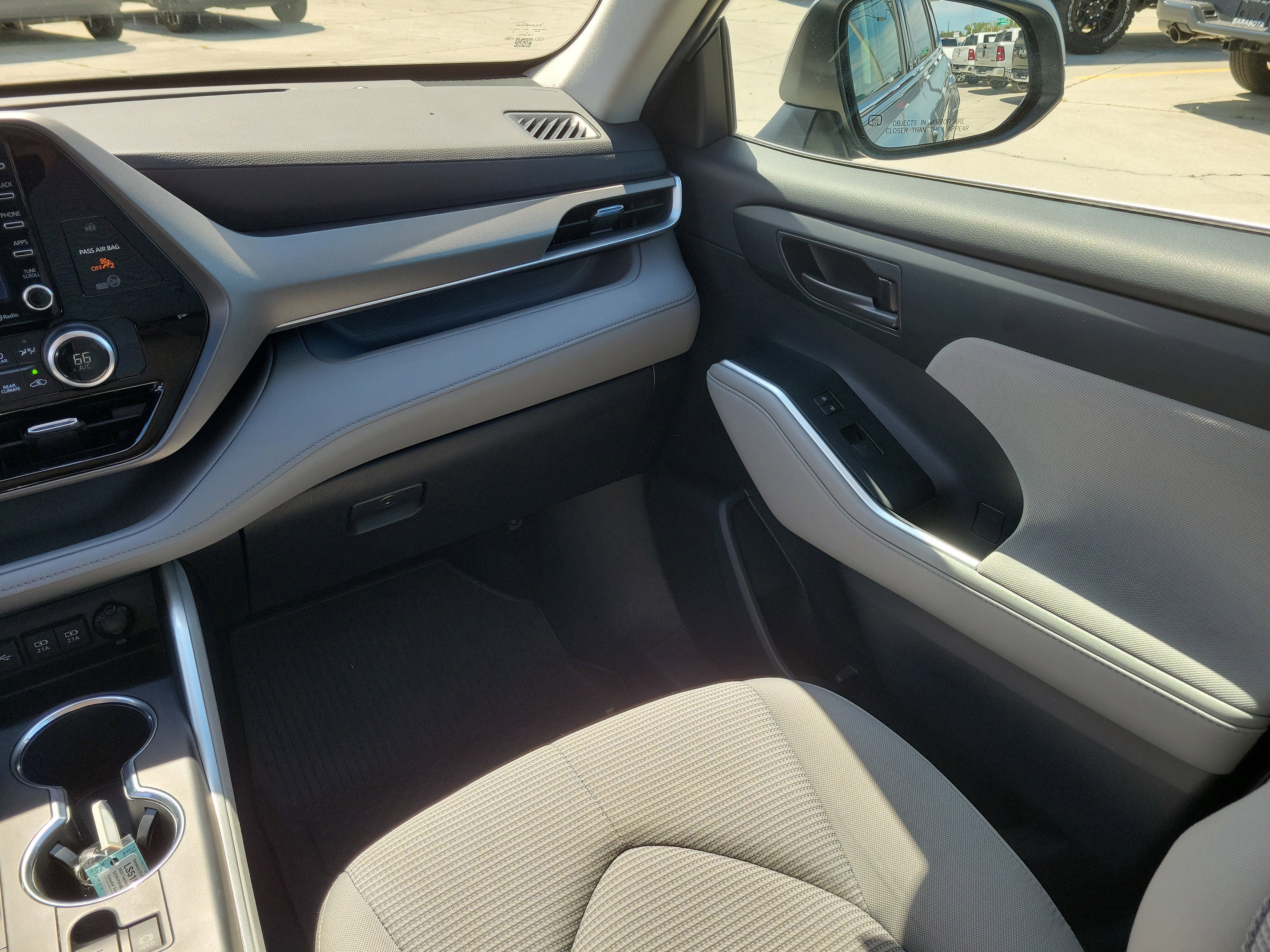 Used 2020 Toyota Highlander LE AWD/4WD image 18