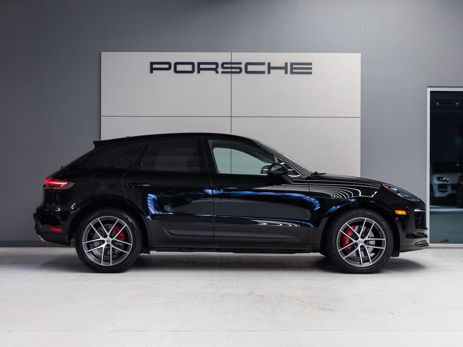Certified 2023 Porsche Macan S AWD/4WD image 8