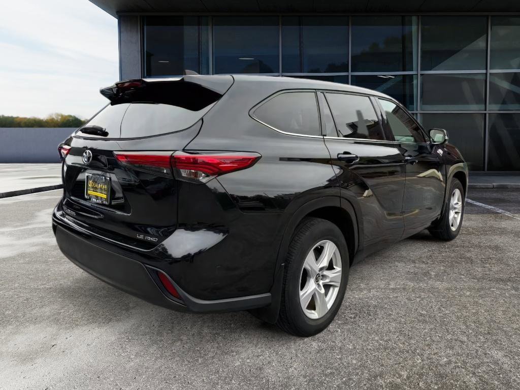 Used 2022 Toyota Highlander LE image 5