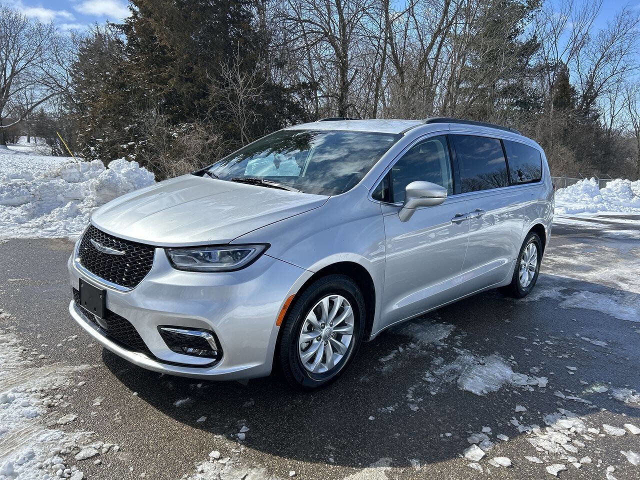 Used 2022 Chrysler Pacifica Touring-L image 2