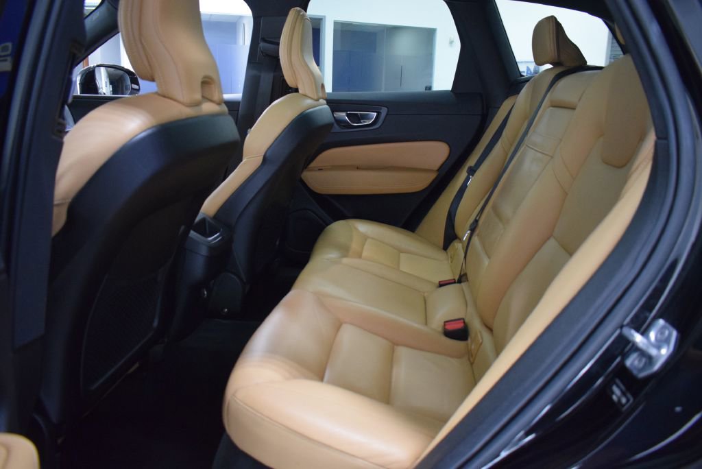 Used 2020 Volvo XC60 T5 Momentum w/ Protection Package Premier image 14