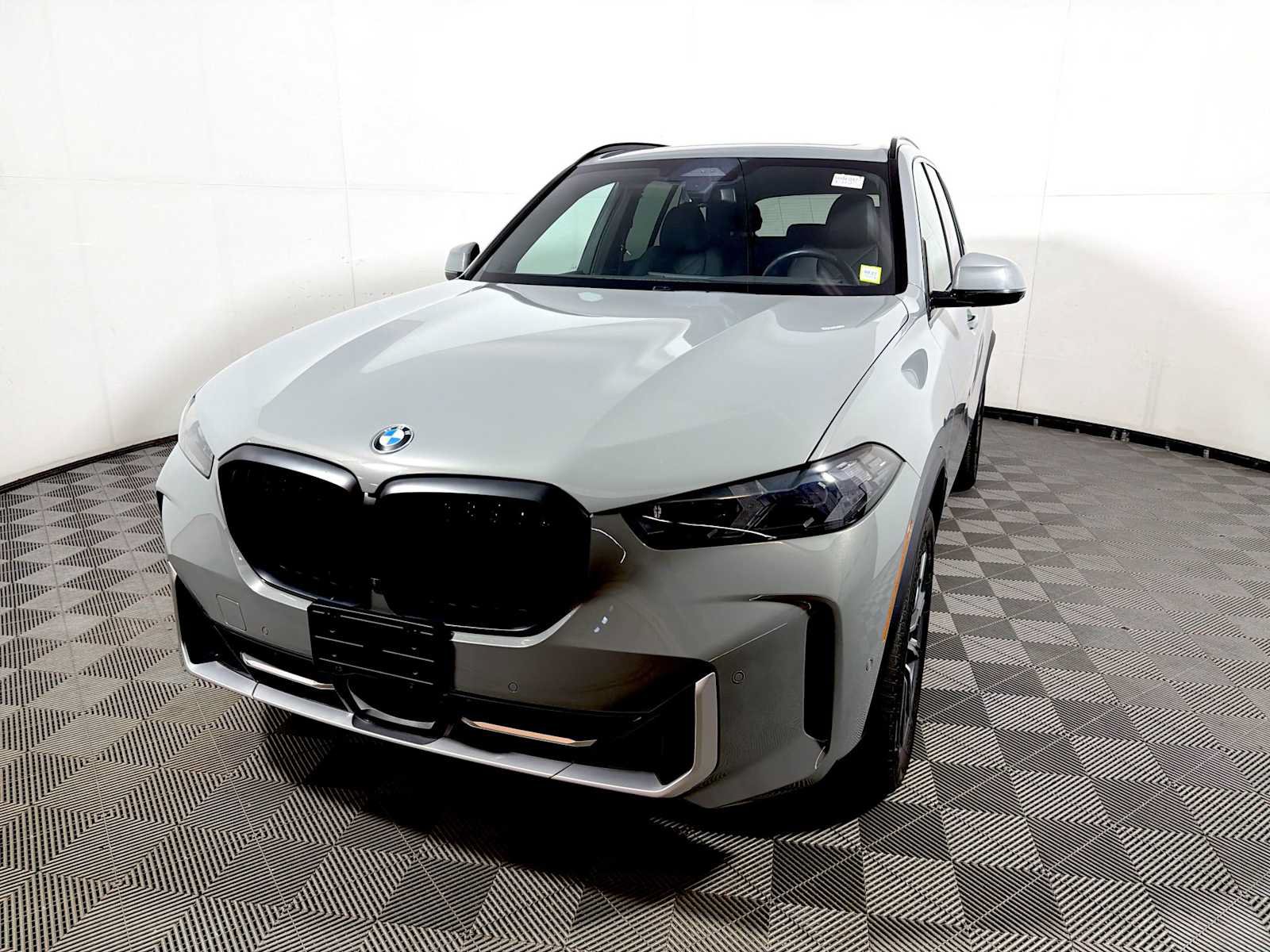 Used 2025 BMW X5 xDrive40i w/ M Sport Package AWD/4WD image 3