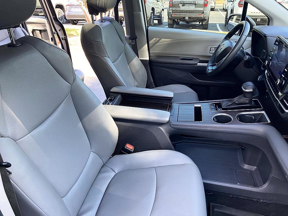 Certified 2024 Toyota Sienna XLE FWD image 22