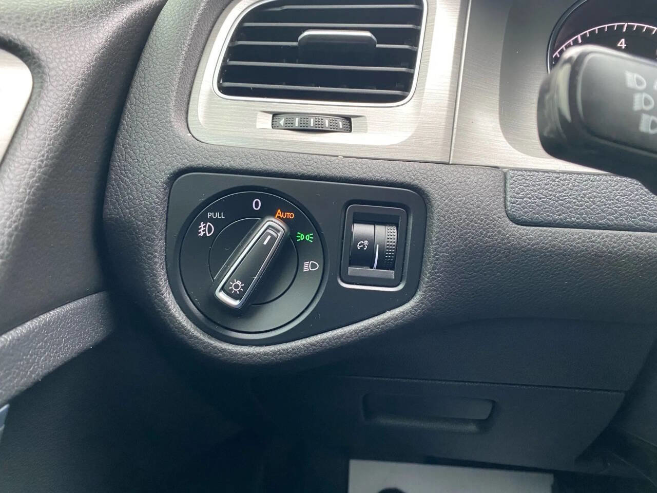 Used 2016 Volkswagen Golf S image 16