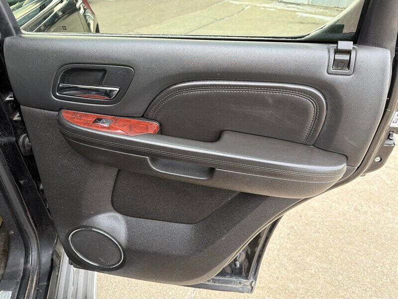 Used 2011 Cadillac Escalade AWD w/ Touring Package image 21