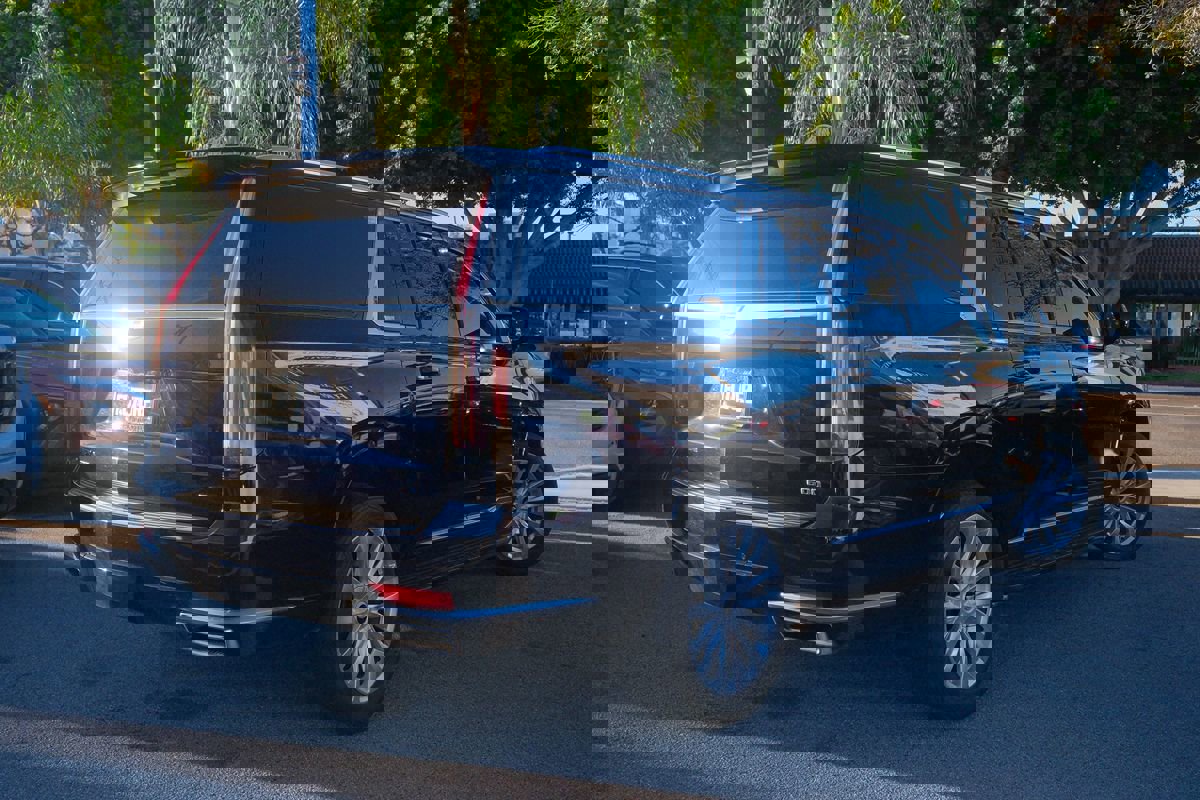 Used 2022 Cadillac Escalade ESV Luxury image 3