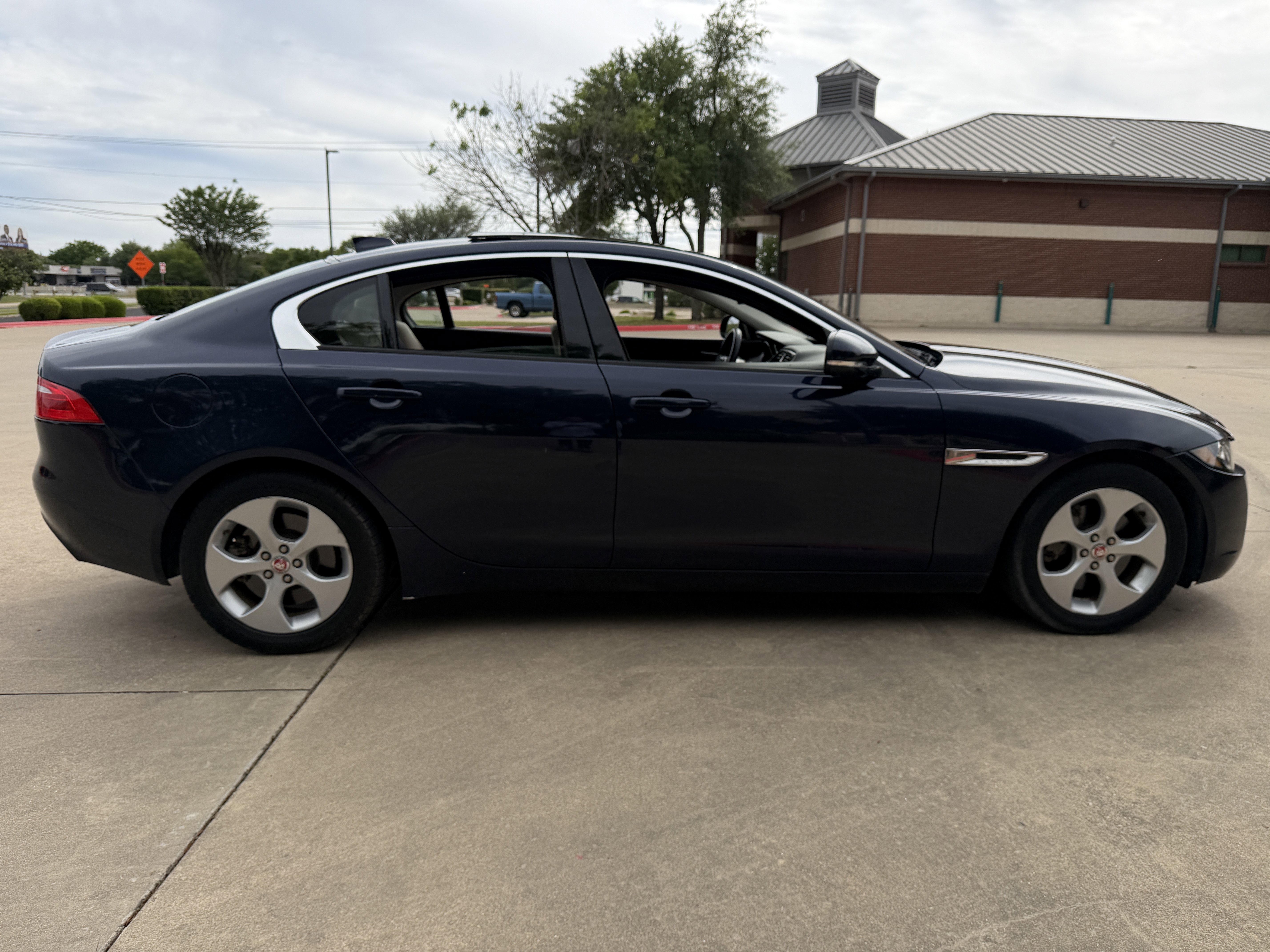 Used 2018 Jaguar XE image 8