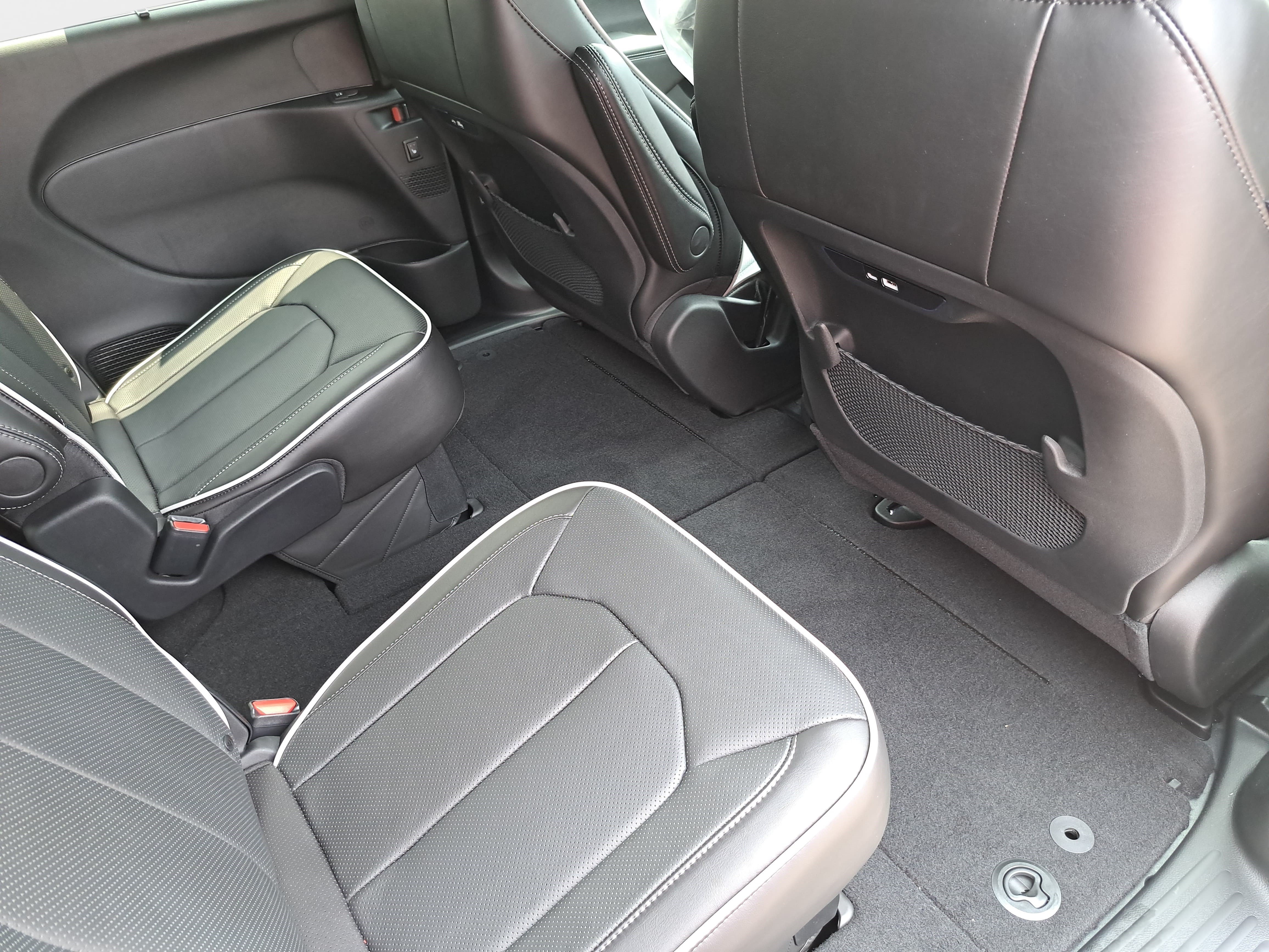 New 2027 Chrysler Pacifica Limited FWD image 11