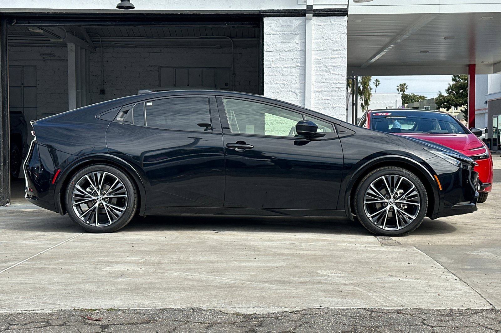 Used 2025 Toyota Prius XLE image 3