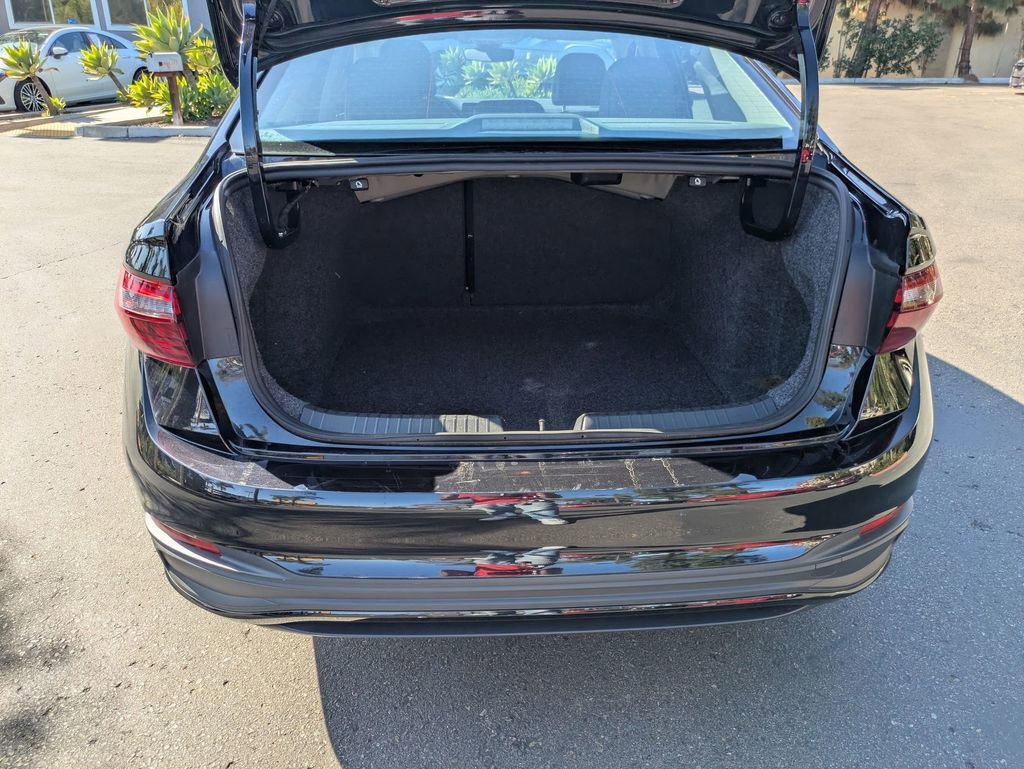 Used 2025 Volkswagen Jetta SE image 30