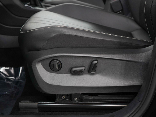 Used 2023 Volkswagen Tiguan SE R-Line image 19