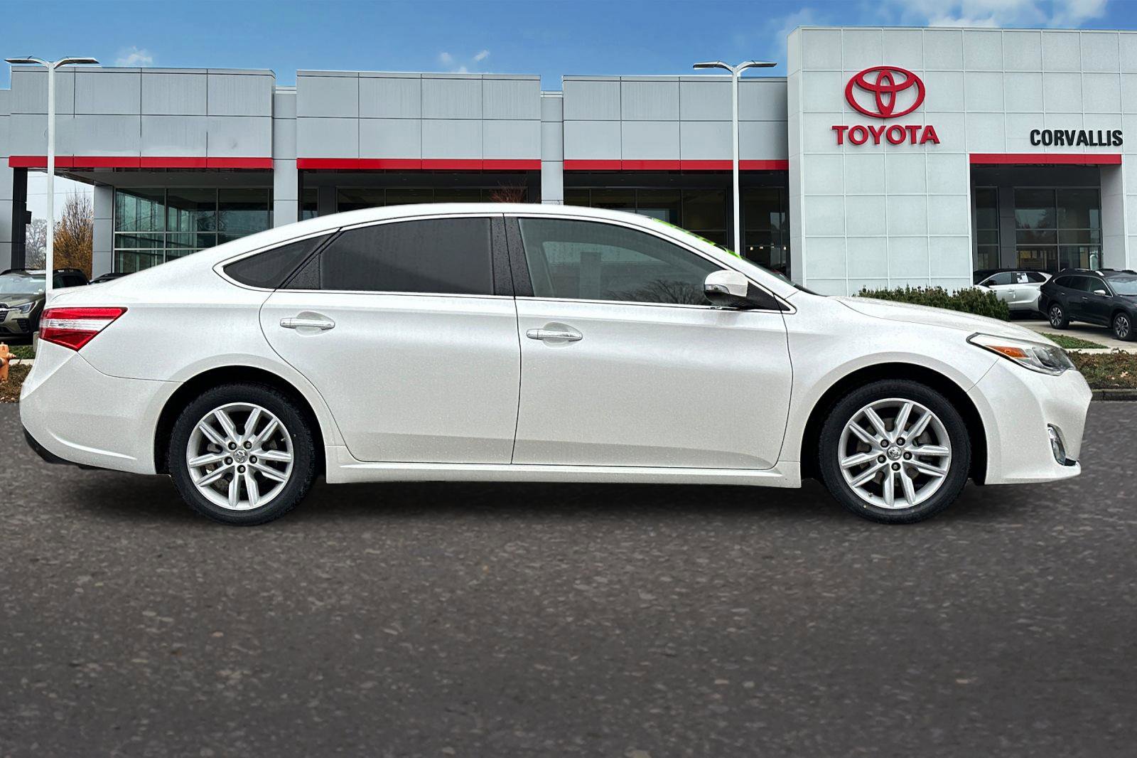 Used 2014 Toyota Avalon XLE Touring image 3