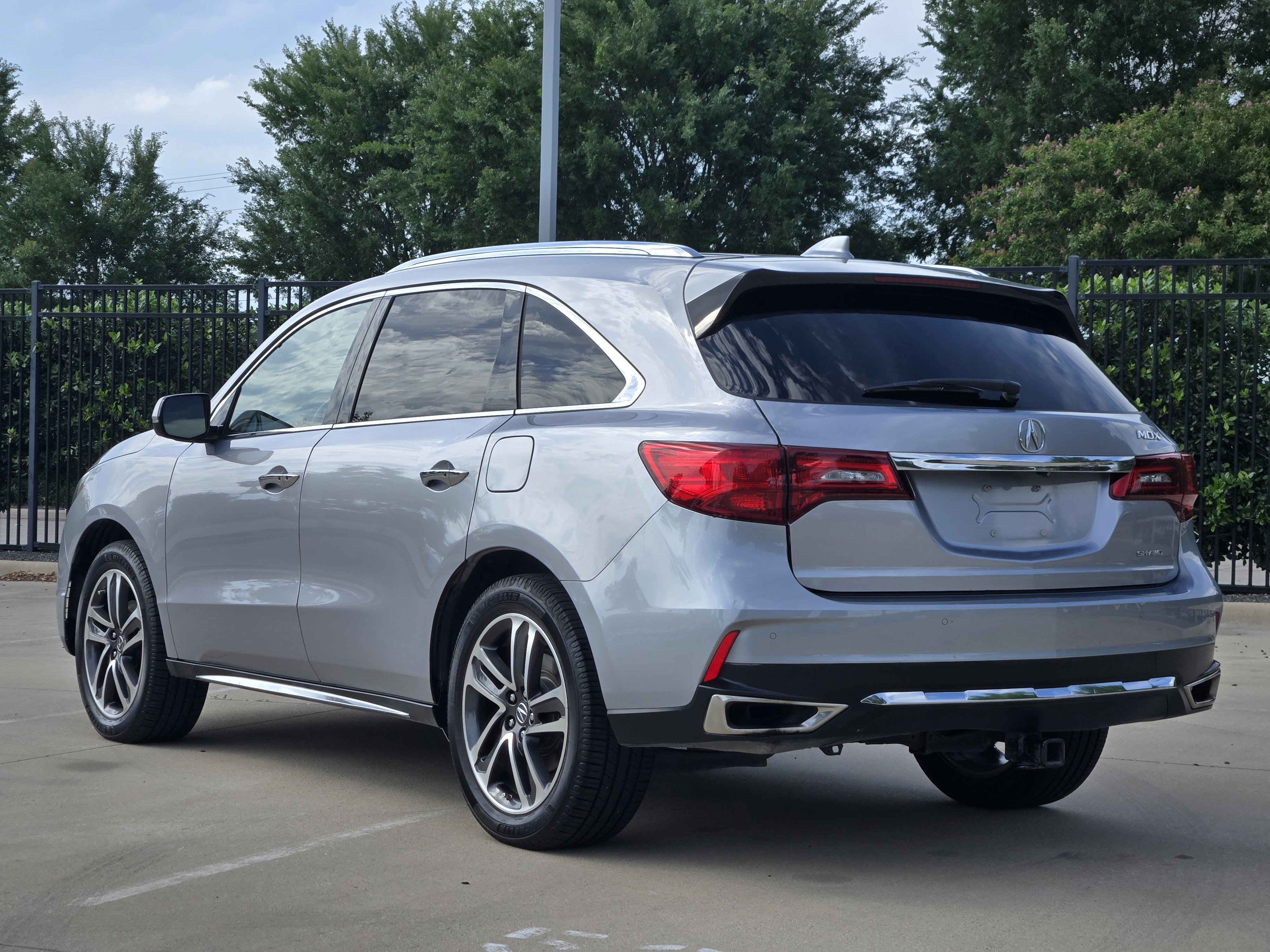 Used 2017 Acura MDX SH-AWD image 3
