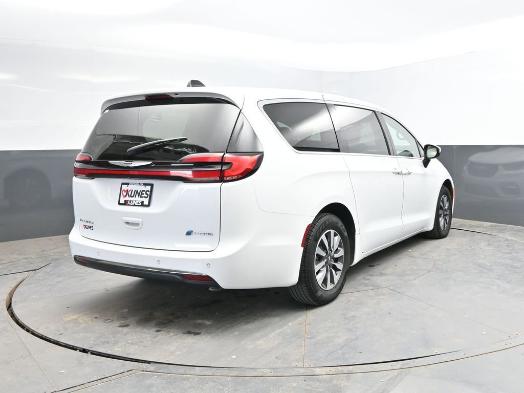 Used 2023 Chrysler Pacifica Touring-L FWD image 9
