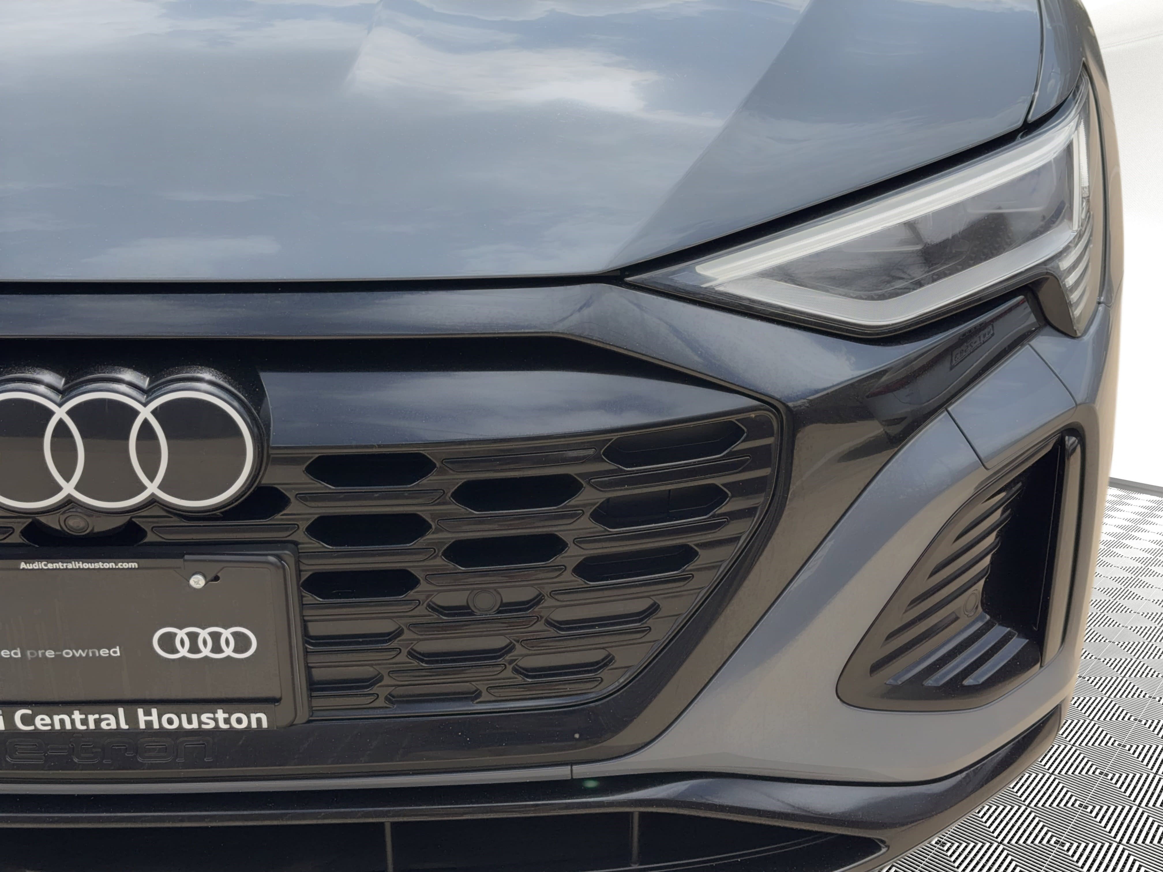 Used 2024 Audi Q8 e-tron Premium Plus w/ Premium Plus Package image 11