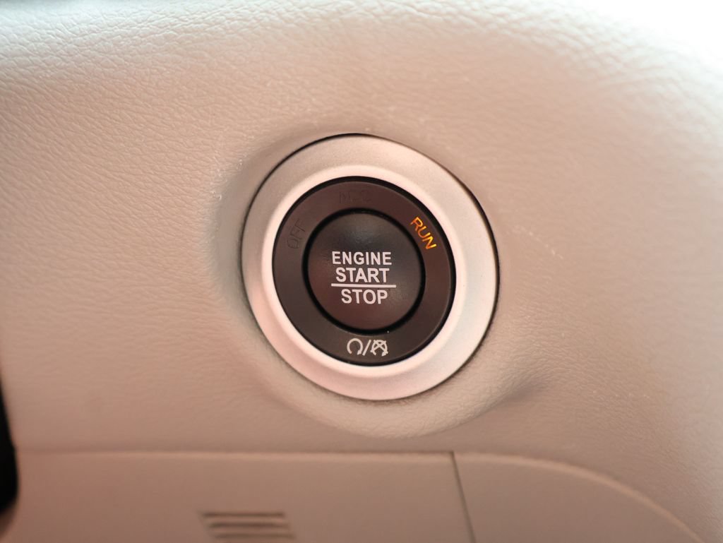 Used 2024 Chrysler Pacifica Touring-L FWD image 30