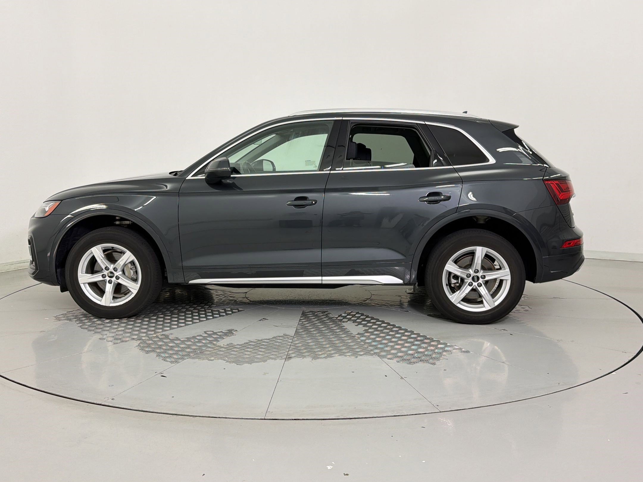 Used 2023 Audi Q5 2.0T Premium w/ Convenience Package image 2