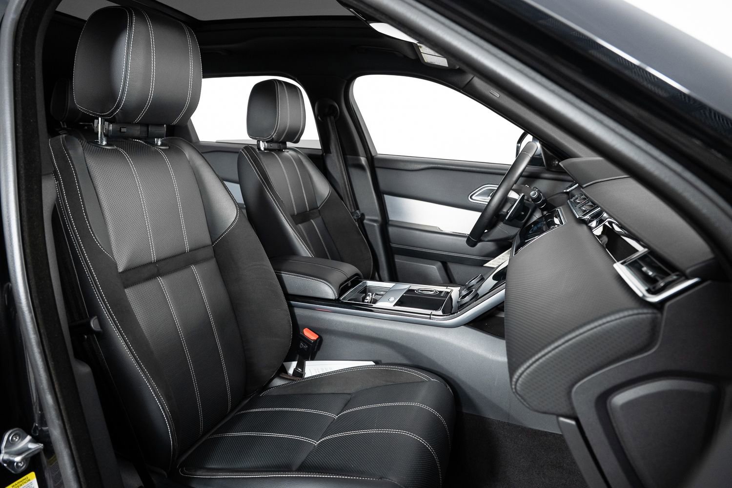 Used 2018 Land Rover Range Rover Velar R-Dynamic SE image 28