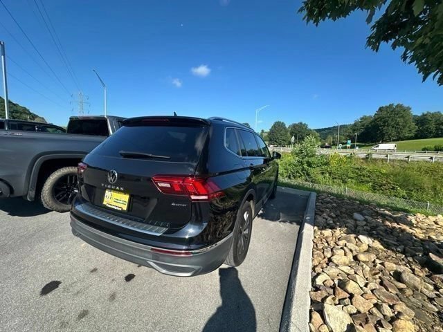 Used 2024 Volkswagen Tiguan SE w/ Panoramic Sunroof Package AWD/4WD image 19