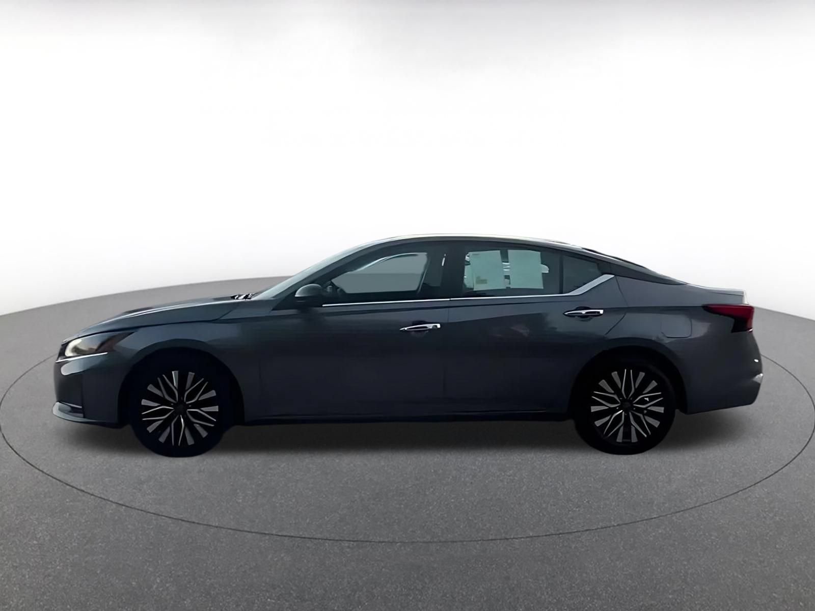 Used 2025 Nissan Altima 2.5 SV FWD image 8
