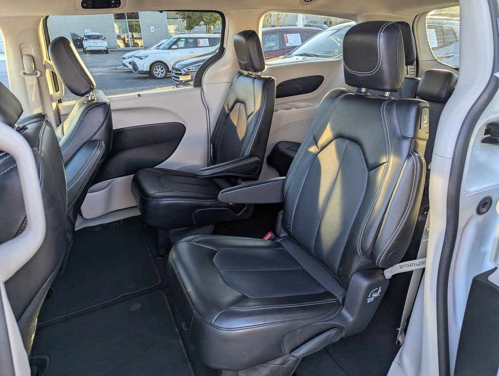 Used 2024 Chrysler Pacifica Touring-L image 15