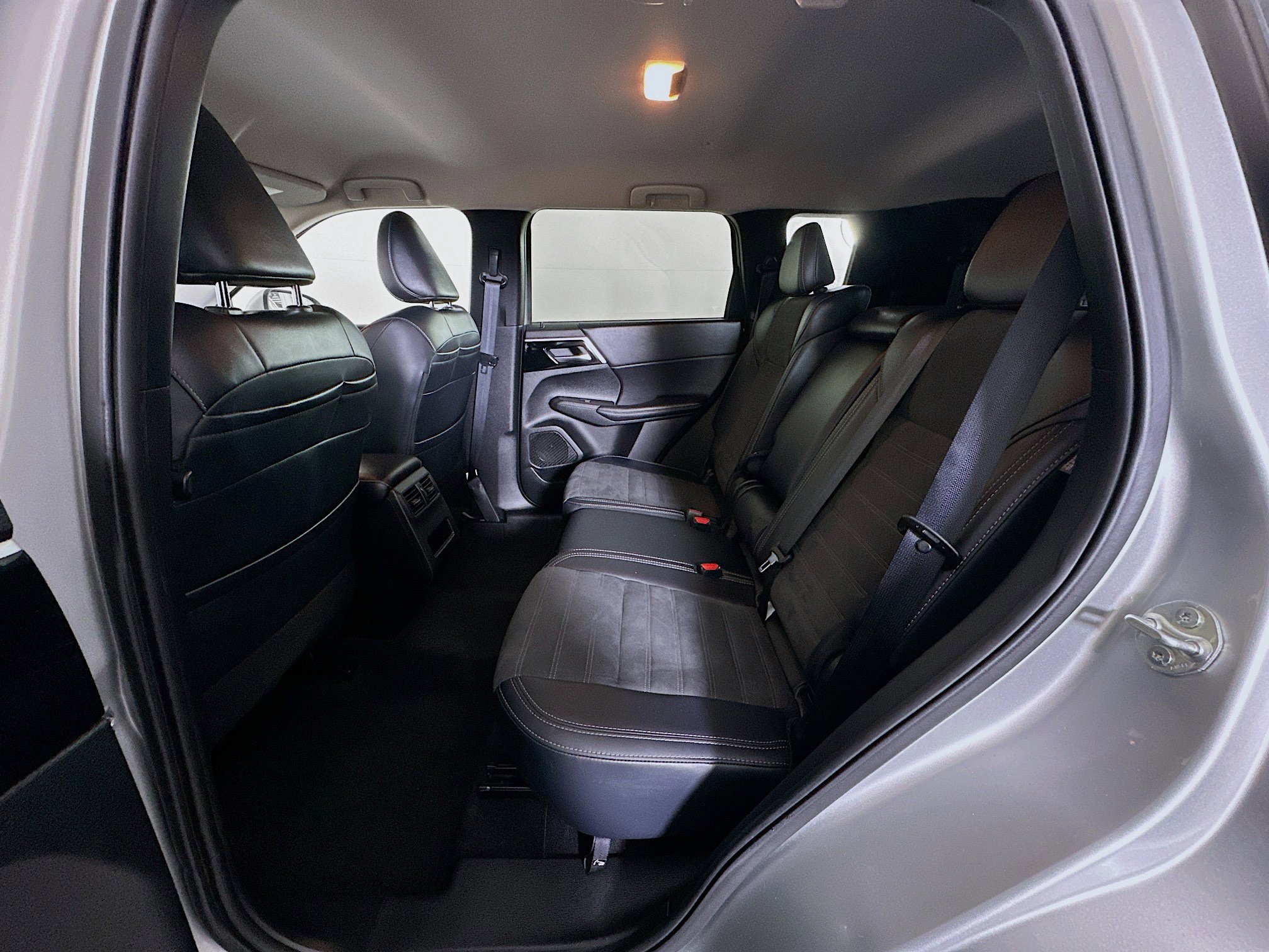 Used 2024 Mitsubishi Outlander SE image 29